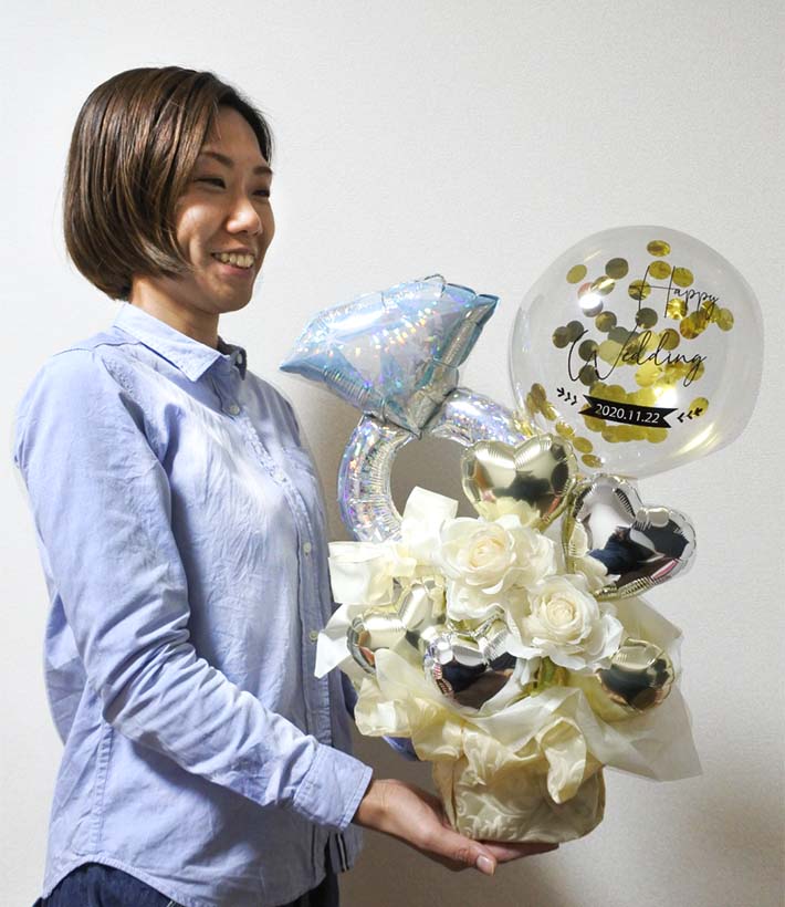 結婚式おしゃれな受付にシルバーリングとホワイトローズのバルーンアレンジ 卓上タイプ 送料込み バルーンアレンジ バルーンショップ Alpaca Paca 結婚式おしゃれな受付にシルバーリングとホワイトローズのバルーンアレンジ 卓上タイプ 送料込み バルーンアレンジ バルーンショップ Alpaca Paca