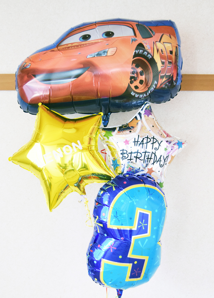 カーズとお誕生日のお祝い　車好きな男の子へ名前入り、選べる数字付きバルーンブーケ